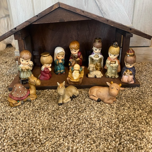 1970s Trimmings Etc Porcelain religious thirteen piece Christmas nativity - Picture 4 of 14